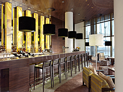 Стильный бар No.3 Deli в холле отеля с расслабляющей атмосферой, предлагает большой выбор различных напитков, коктейлей и легких закусок